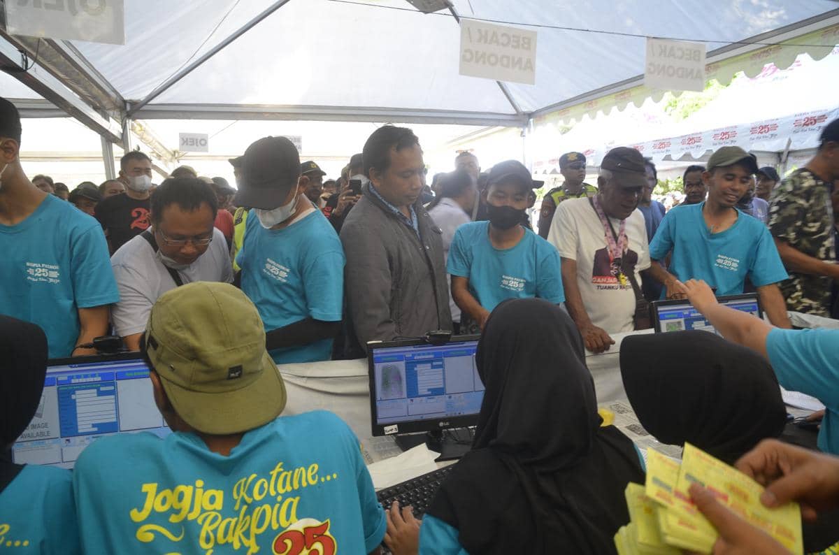 Produsen Bakpia di Jogja Bagi-Bagi THR untuk Pengemudi Ojol dan Becak
