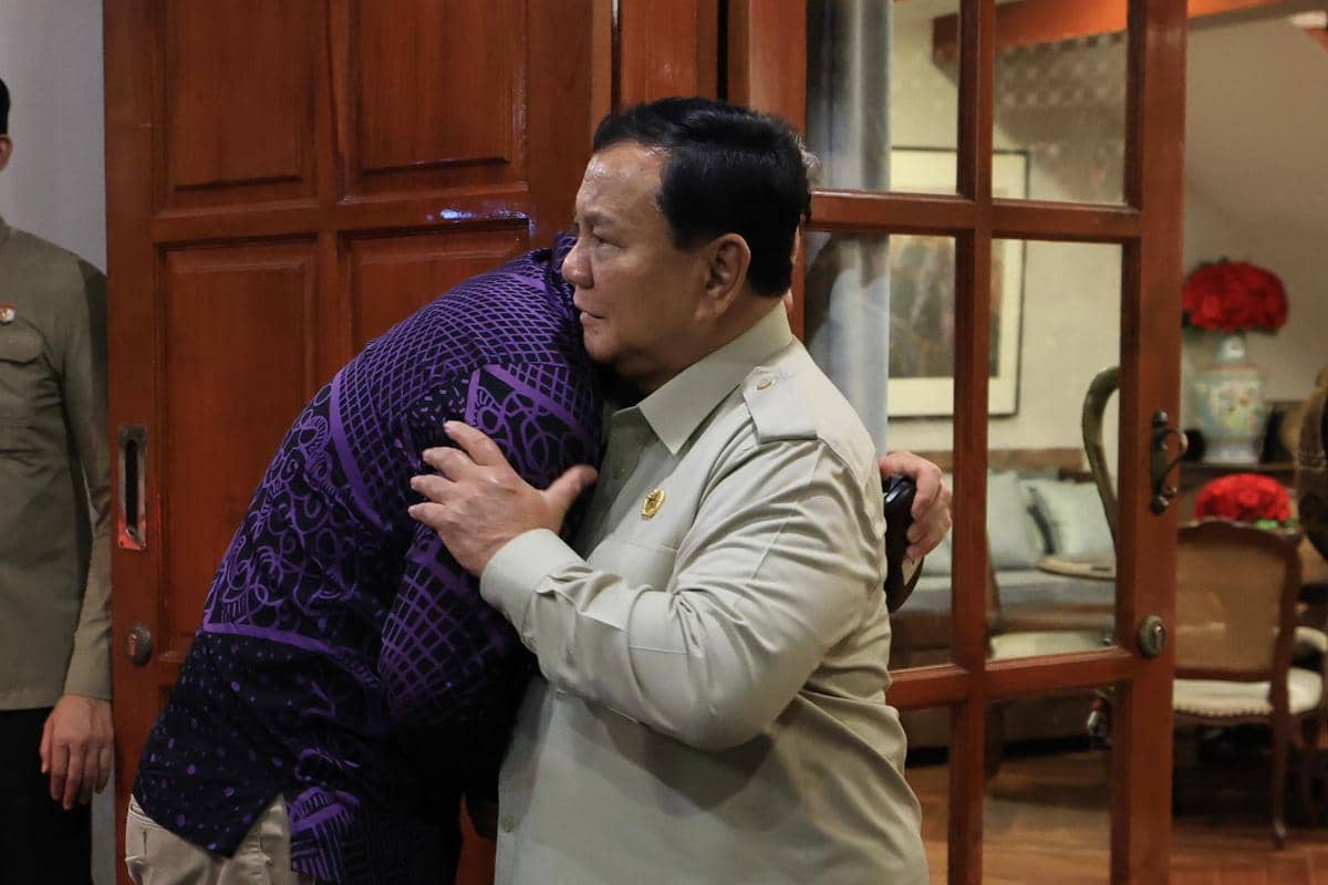 Pelukan Hangat Prabowo Sambut Wakil PM Richard Marles di Jakarta