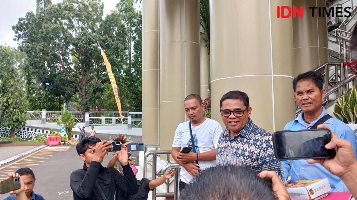 Wakil Bupati Sitaro, Heronimus Makainas, meninggalkan Kantor Kejati Sulut, Kamis (12/3/2026). IDN Times/Savi