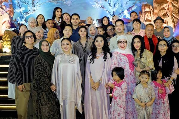 7 Potret Kris Dayanti Buka Puasa Keluarga Besar, Undang Calon Mantu