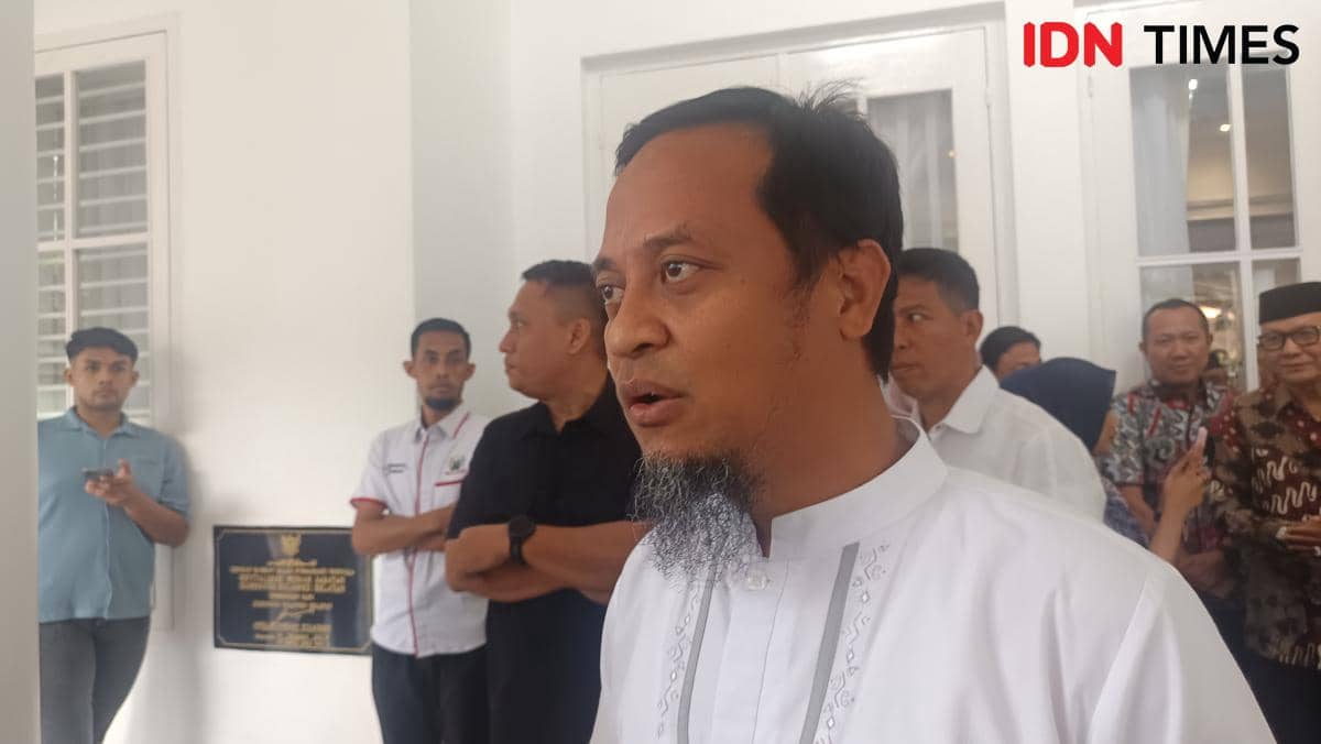 Gubernur Sulawesi Selatan, Andi Sudirman Sulaiman, menyampaikan keterangan kepada wartawan usai pertemuan bersama Komisi II DPR RI dan kepala daerah se-Luwu Raya di Rumah Jabatan Gubernur Sulsel, Kamis (12/3/2026). IDN Times/Asrhawi Muin