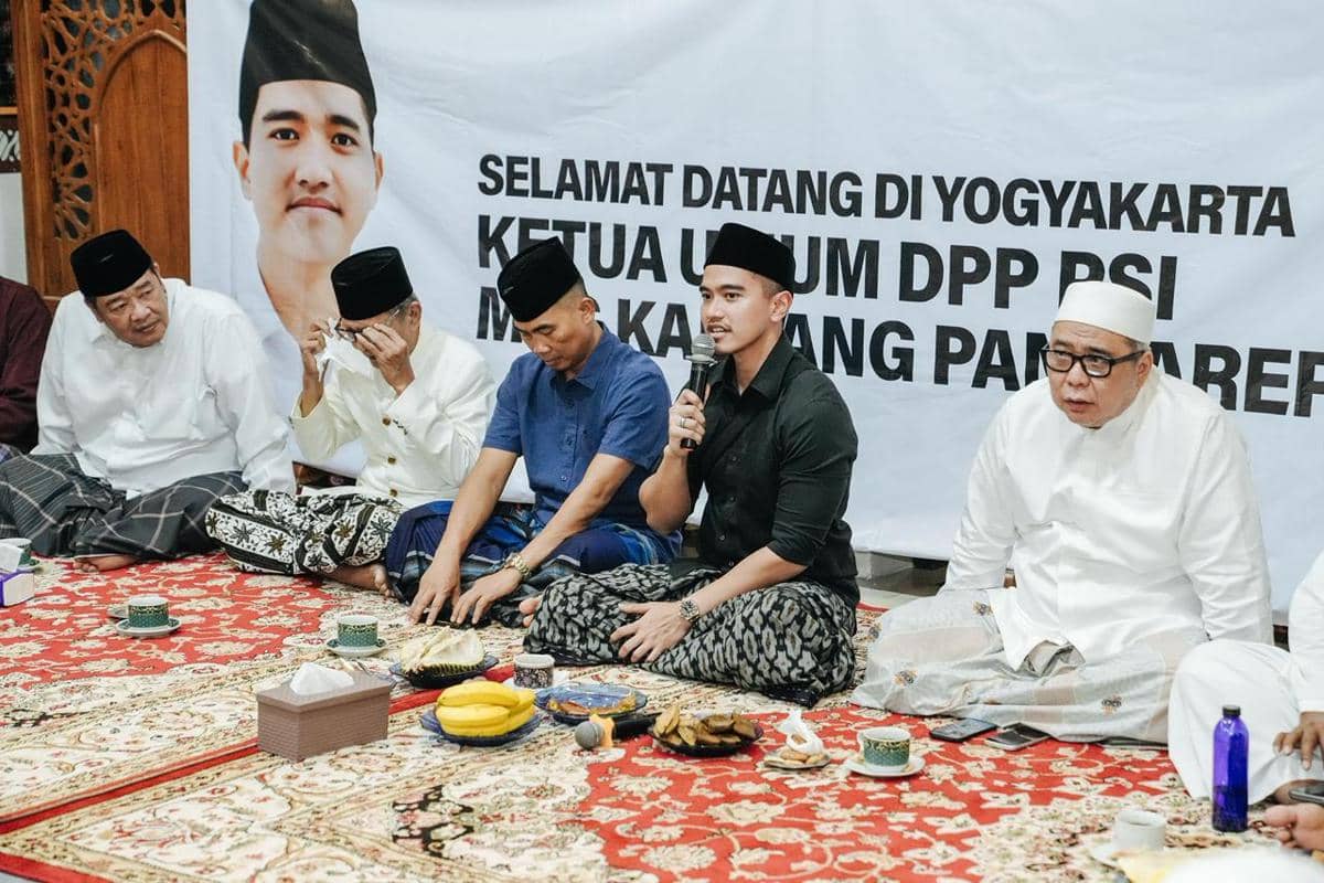 Ketua Umum DPP Partai Solidaritas Indonesia (PSI), Kaesang Pangarep bersama Ketua Harian DPP PSI Ahmad Ali dan jajaran DPW PSI Yogyakarta meminta doa restu dari kiai agar PSI dapat berjalan lurus selama berkegiatan politik.  Hal itu Kaesang ungkapkan saat melanjutkan kegiatan Safari Ramadan PSI ke Pondok Pesantren An-Nur pimpinan KH Yasin Nawawi, Bantul, Yogyakarta, Rabu (11/3/2026) malam (dok. PSI)