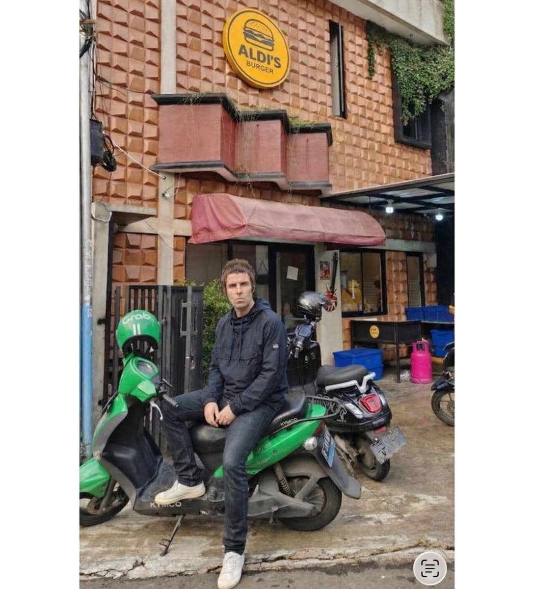 foto editan Liam Gallagher di Aldi's Burger Cempaka Putih