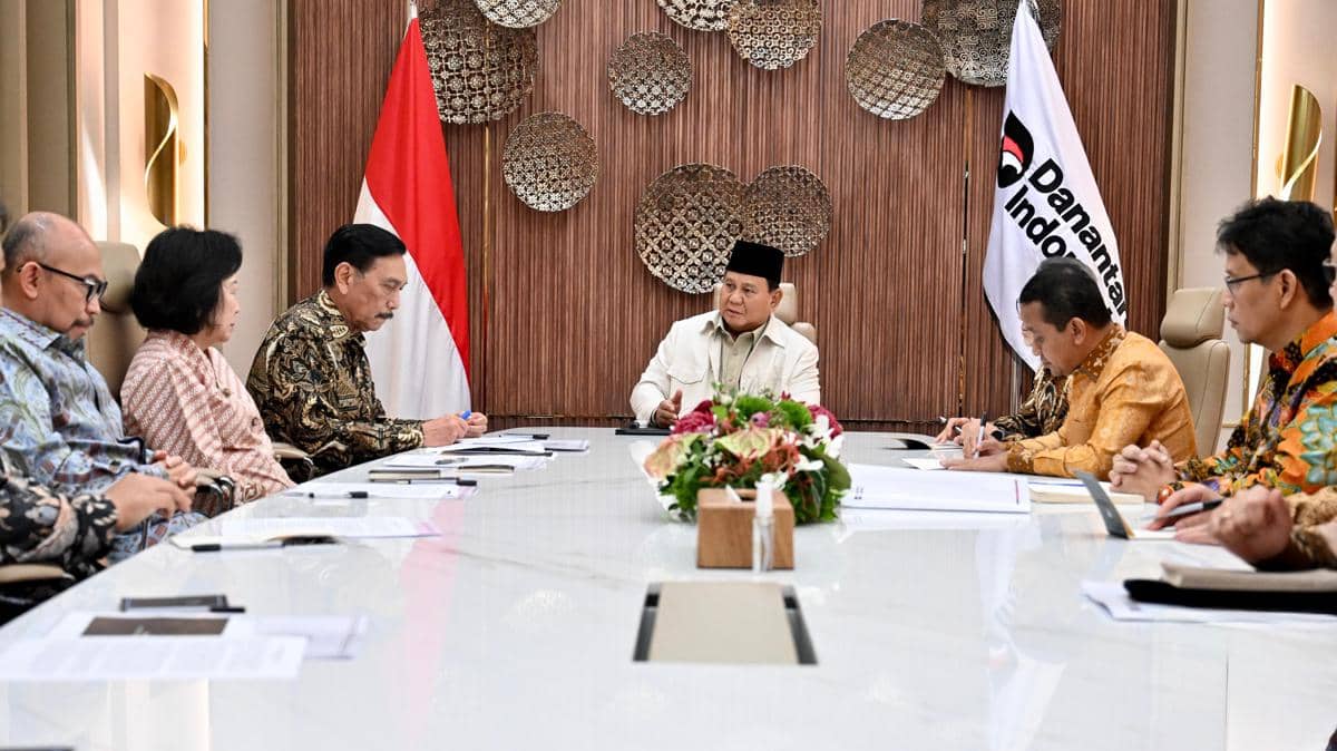 Presiden Prabowo Subianto menerima Ketua dan Anggota Dewan Ekonomi Nasional (DEN) bersama sejumlah menteri terkait di Jakarta, pada Rabu (11/3/2026). 
