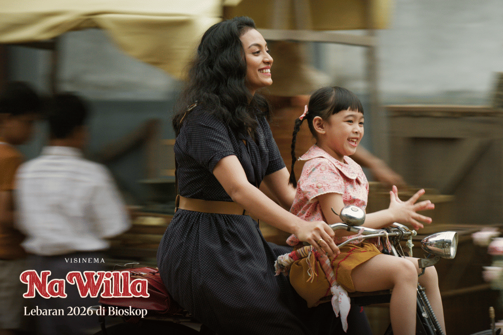 Still cut film Na Willa menampilkan Luisa Adreena dan Irma Rihi dalam adegan menaiki sepeda ontel
