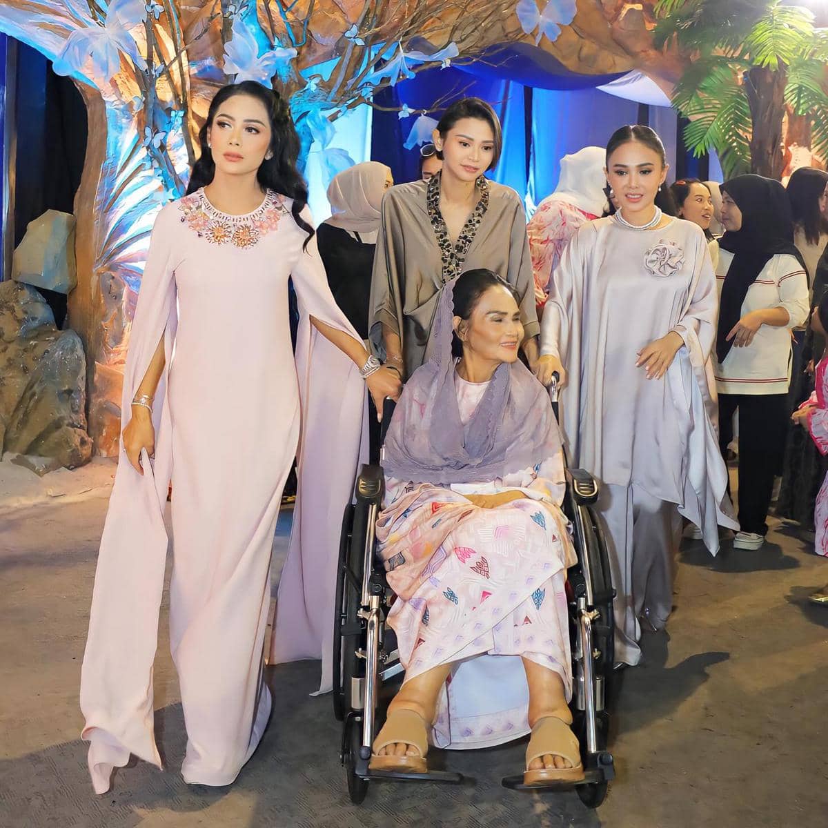 Kris Dayanti Buka Puasa Keluarga Besar (instagram.com/krisdayantilemos)