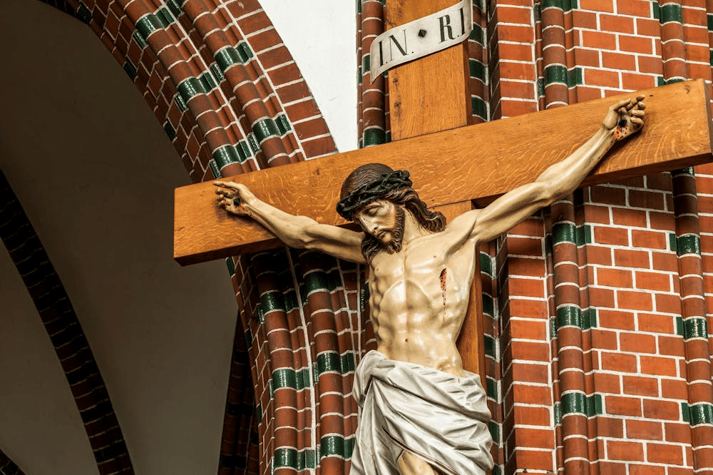 Potret patung Yesus Kristus tersalib untuk menebus dosa manusia