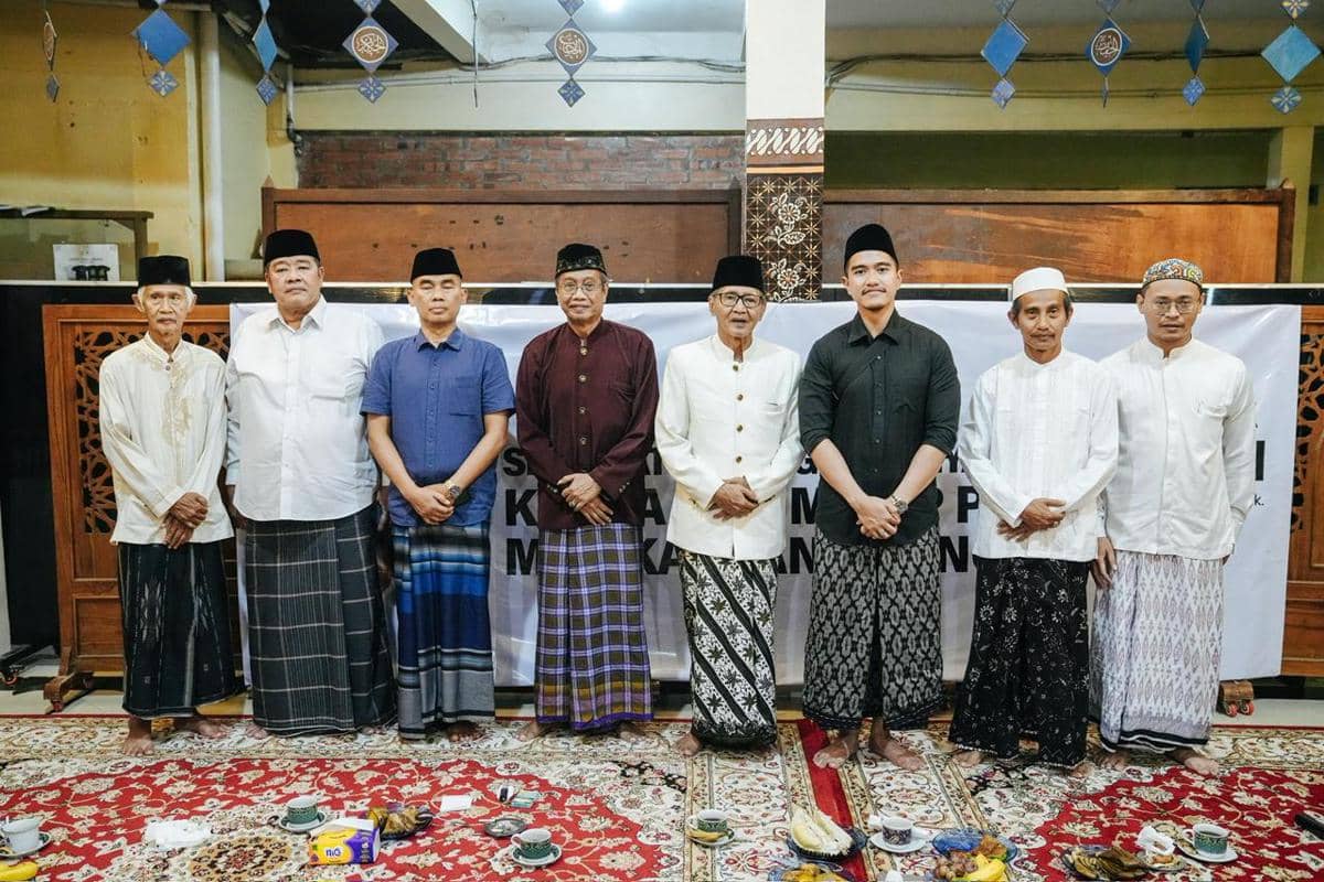 Ketua Umum DPP Partai Solidaritas Indonesia (PSI), Kaesang Pangarep bersama Ketua Harian DPP PSI Ahmad Ali dan jajaran DPW PSI Yogyakarta meminta doa restu dari kiai agar PSI dapat berjalan lurus selama berkegiatan politik.  Hal itu Kaesang ungkapkan saat melanjutkan kegiatan Safari Ramadan PSI ke Pondok Pesantren An-Nur pimpinan KH Yasin Nawawi, Bantul, Yogyakarta, Rabu (11/3/2026) malam (dok. PSI)