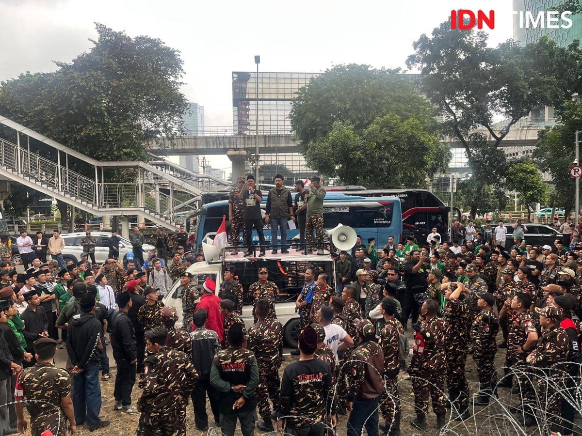 Massa Berseragam Banser Geruduk KPK saat Yaqut Diperiksa di Kasus Haji