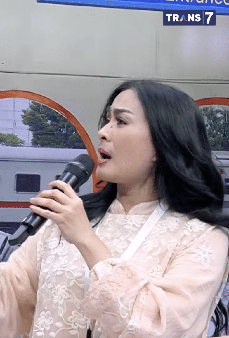 Iis Dahlia saat menyanyikan lagu Ramadhan Tiba