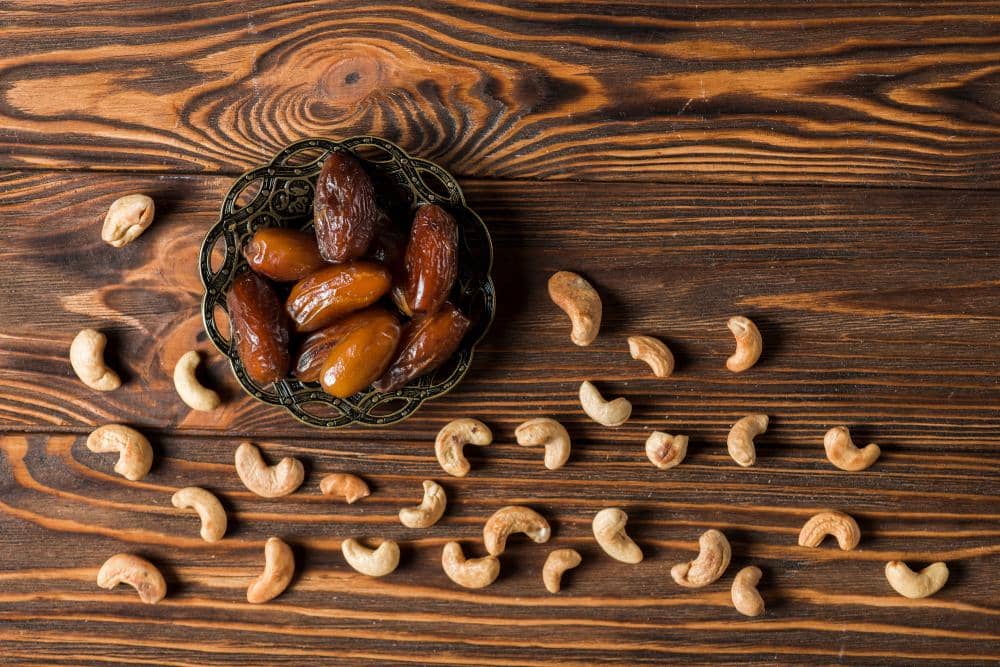 Potret kurma dan kacang mente