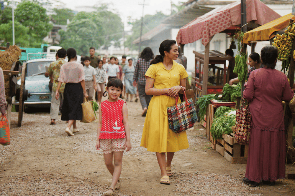 Still cut film Na Willa menampilkan Irma Rihi sebagai Mak dan Luisa Adreena sebagai Na Willa sedang berada di sebuah pasar