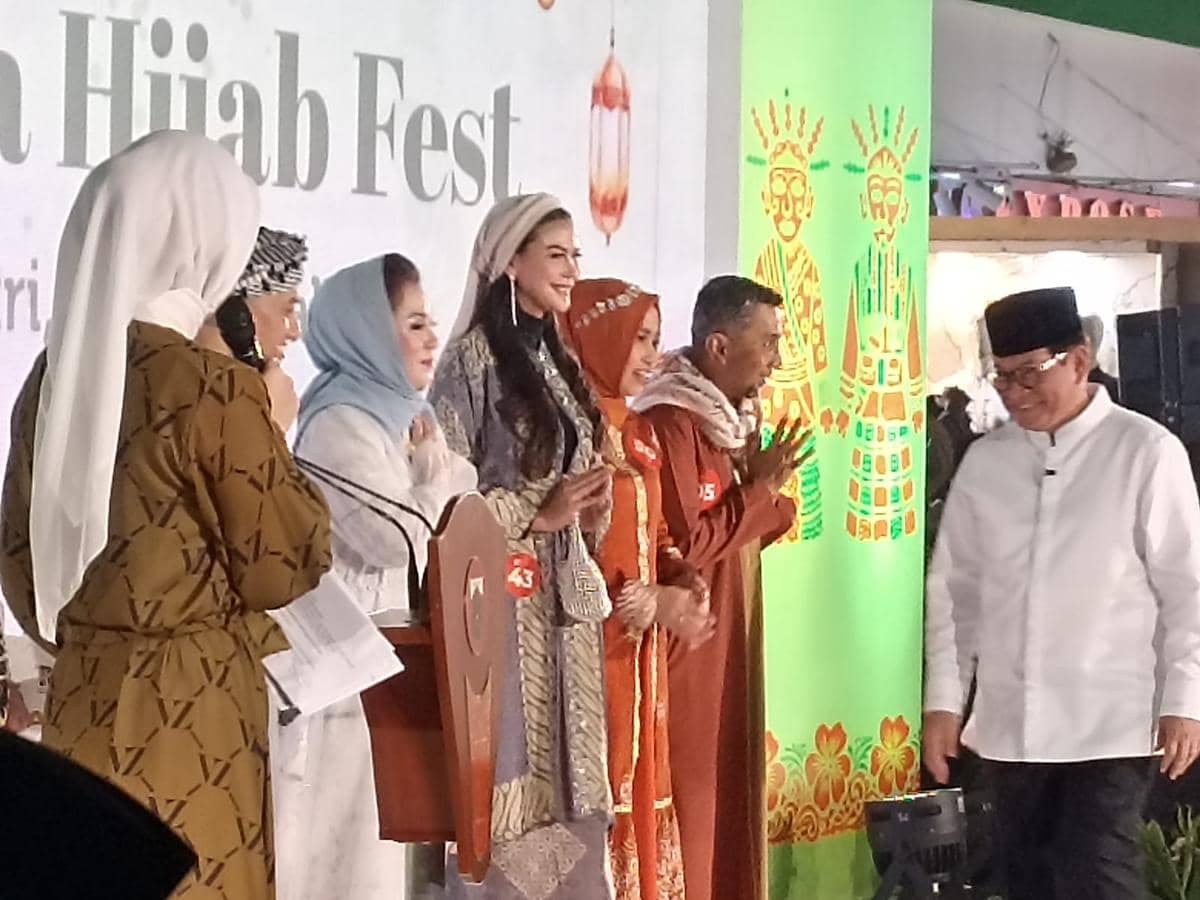 Pramono Kaget Lihat Anak Buahnya Bisa Catwalk di Pasar Tanah Abang 