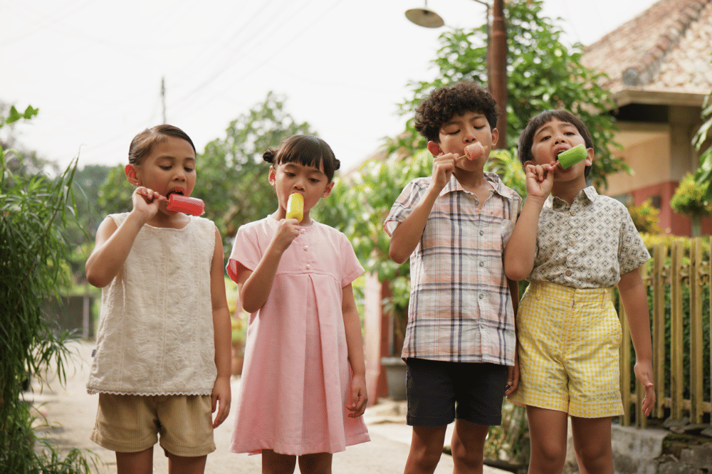 Still cut film Na Willa menampilkan Luisa Adreena, Freya Mikhayla, Azamy Syauqi, dan Arsenio Rafisqy dalam adegan memakan es potong