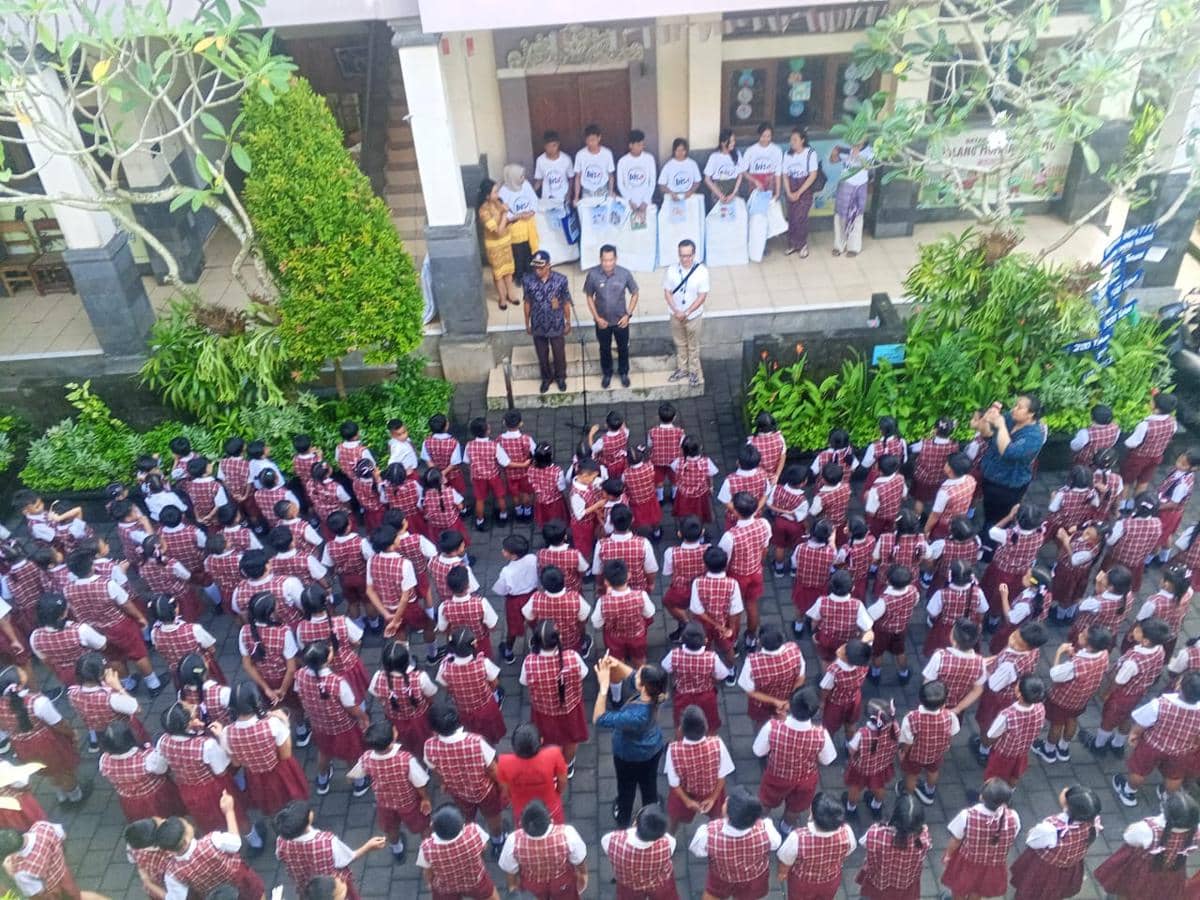 Edukasi Sejak Dini, Komunitas BISA Ajari Siswa SD di Bali Pilah Sampah