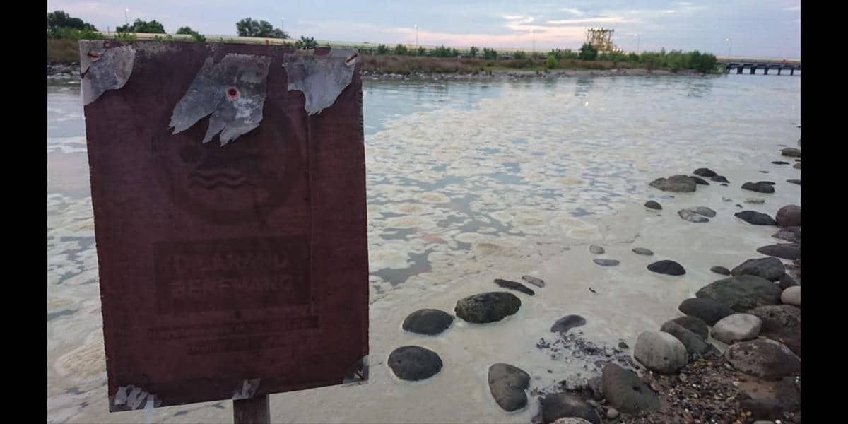 Limbah FABA di aliran sungai sekitar PLTU