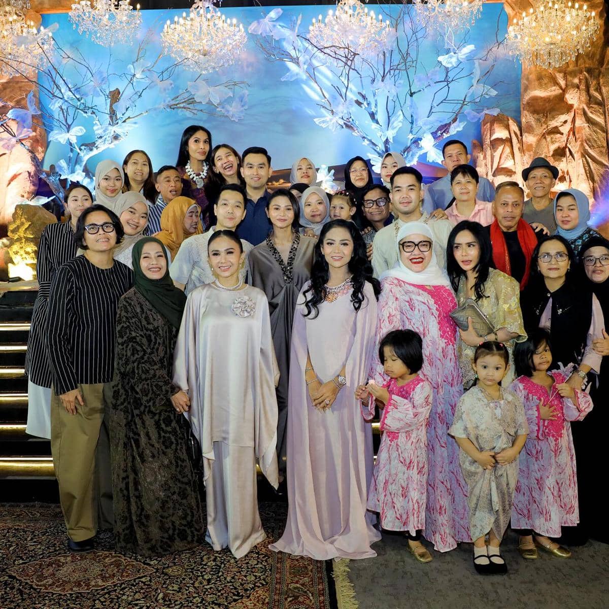 Kris Dayanti Buka Puasa Keluarga Besar (instagram.com/krisdayantilemos)