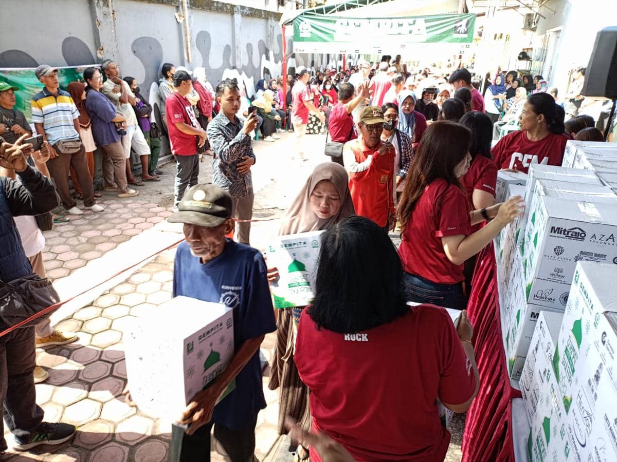 Gereja di Tulungagung ini Bagikan Ribuan Parsel Lebaran untuk Warga