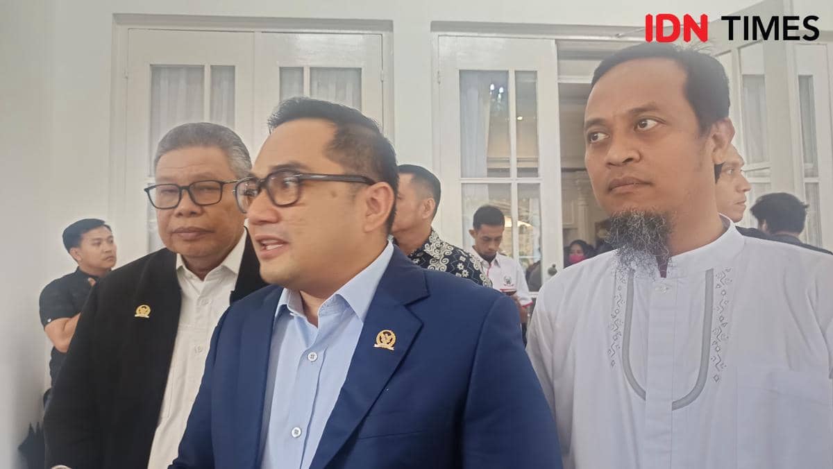 Ketua Komisi II DPR RI, Rifqinizamy Karsayuda, diwawancarai usai pertemuan dengan kepala daerah, tokoh masyarakat, dan mahasiswa Luwu Raya saat silaturahmi di Rumah Jabatan Gubernur Sulawesi Selatan, Kamis (12/3/2026). IDN Times/Asrhawi Muin