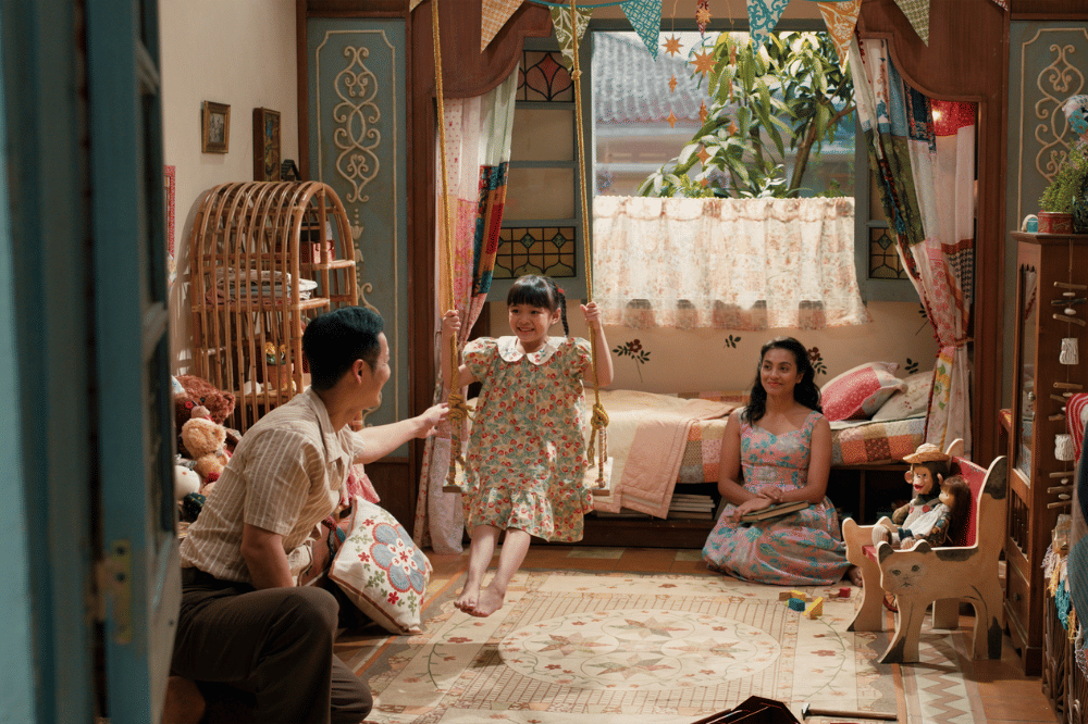 Still cut film Na Willa menampilkan Luisa Adreena, Irma Rihi, dan Junior Liem dalam adegan di kamar Na Willa
