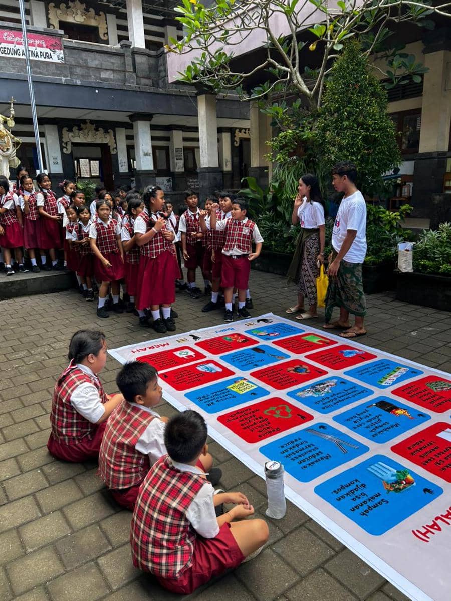 Komunitas BISA ajari siswa SD Pilah Sampah. 
