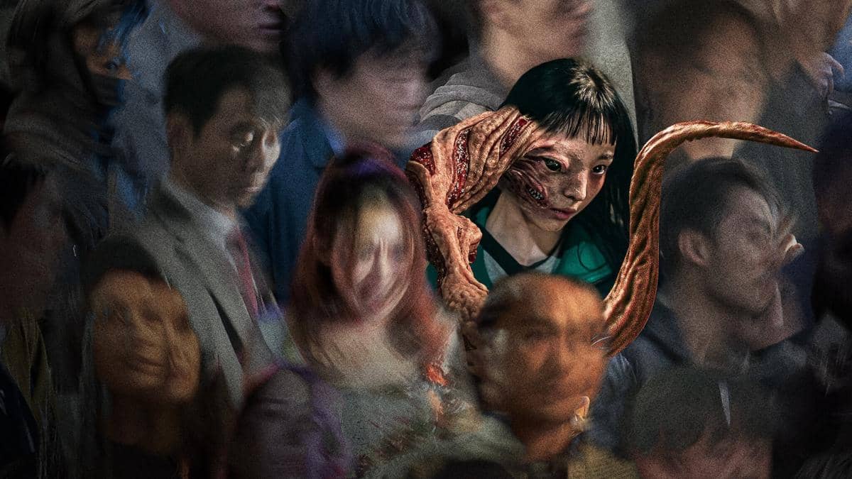 Jeong Su In dari Parasyte: The Grey berdiri di tengah kerumunan. Parasit bernama Heidi muncul dari sisi kanan wajahnya.