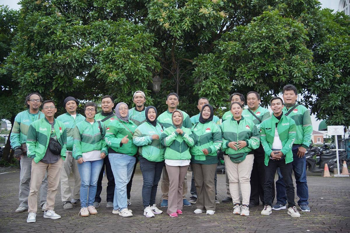 Foto 1_ Sejumlah Mitra Pengemudi Grab berfoto bersama usai menerima Bonus Hari Raya (BHR) 2026 dari Grab Indonesia. Program dengan total alokasi Rp100–110 miliar ini diberikan kepada lebih dari 400.000 mitra berda.JPG