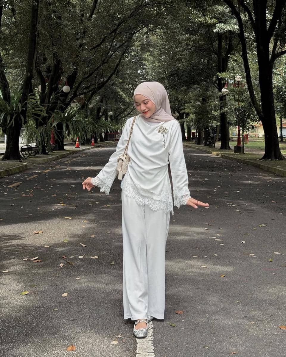 Outfit Lebaran Pakai Celana ala Melvin Maylani