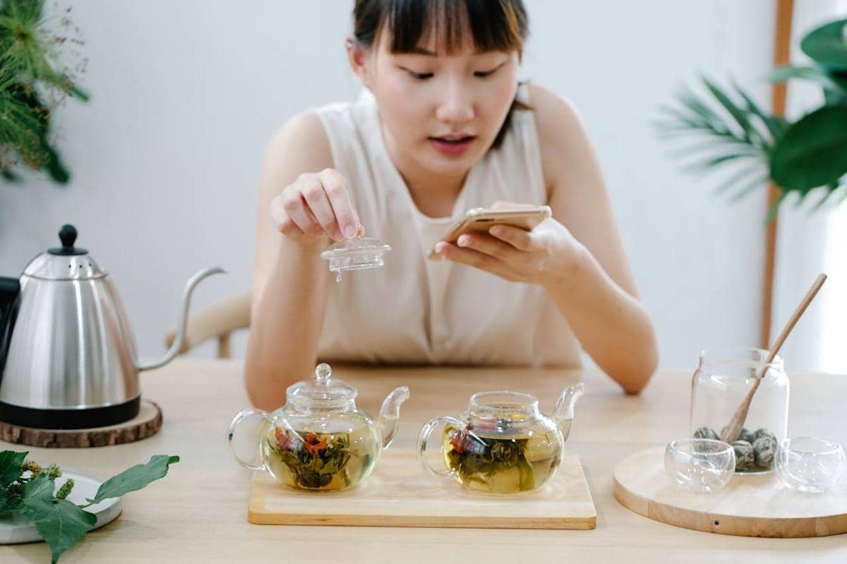 bikin teh sambil scrolling