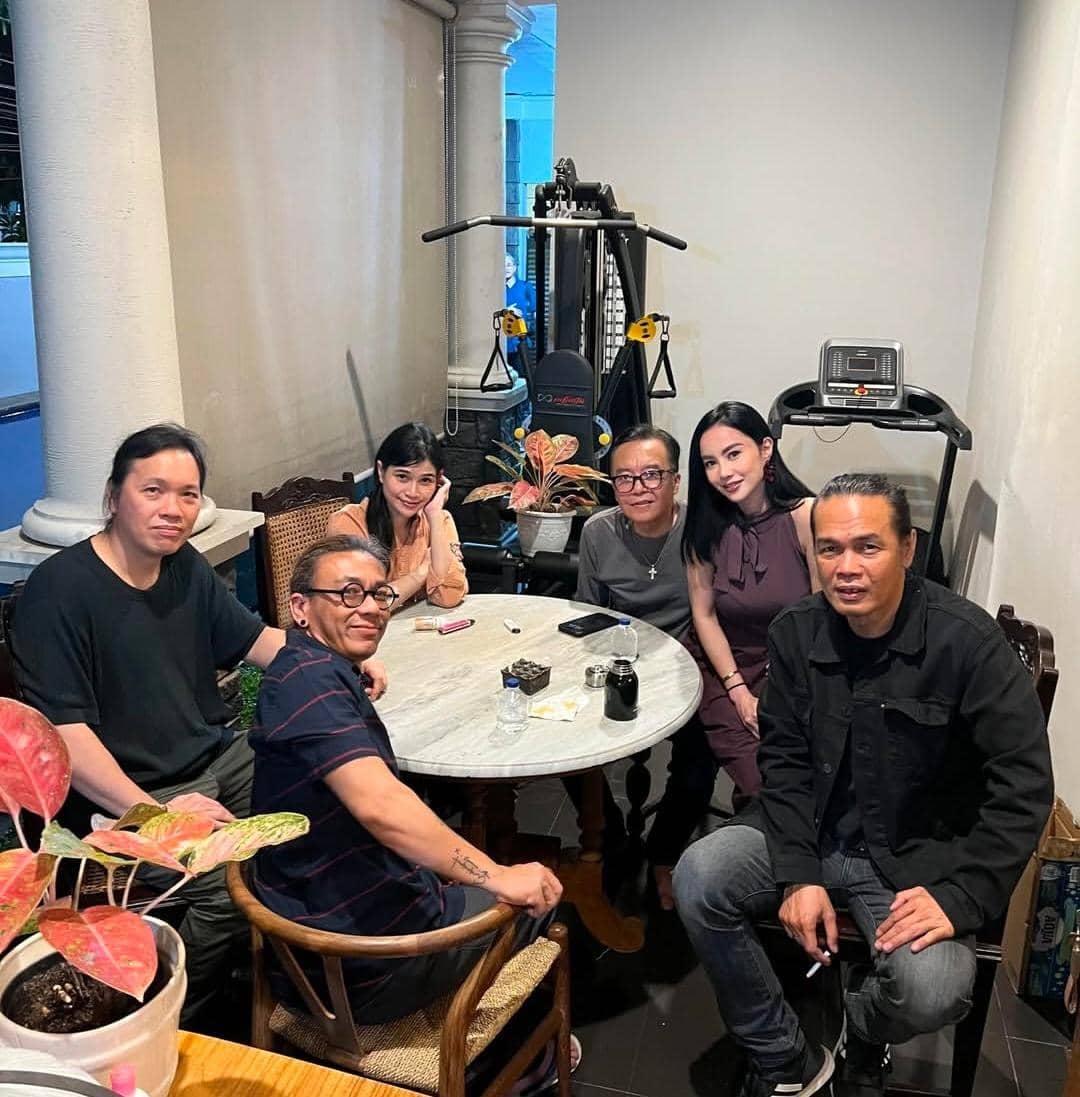 potret Ari Lasso buat acara bukber di rumah