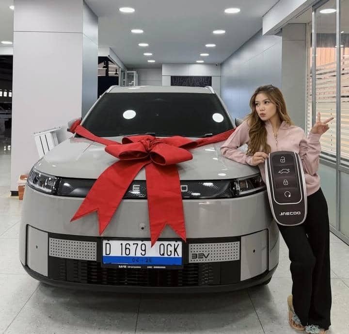 potret Regina Phoenix beli mobil listrik pertama