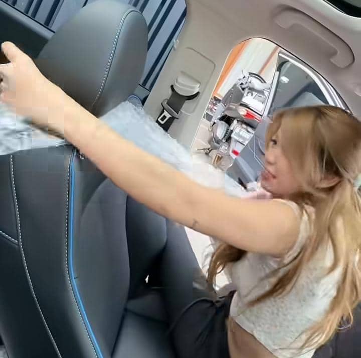 potret Regina Phoenix beli mobil listrik pertama