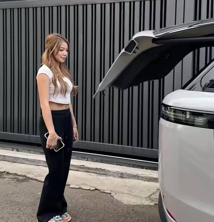 potret Regina Phoenix beli mobil listrik pertama