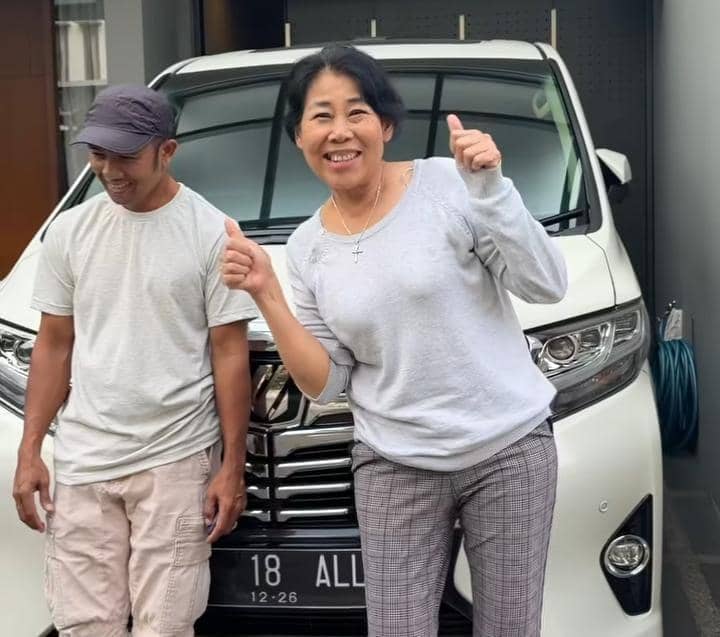 potret Regina Phoenix beli mobil listrik pertama