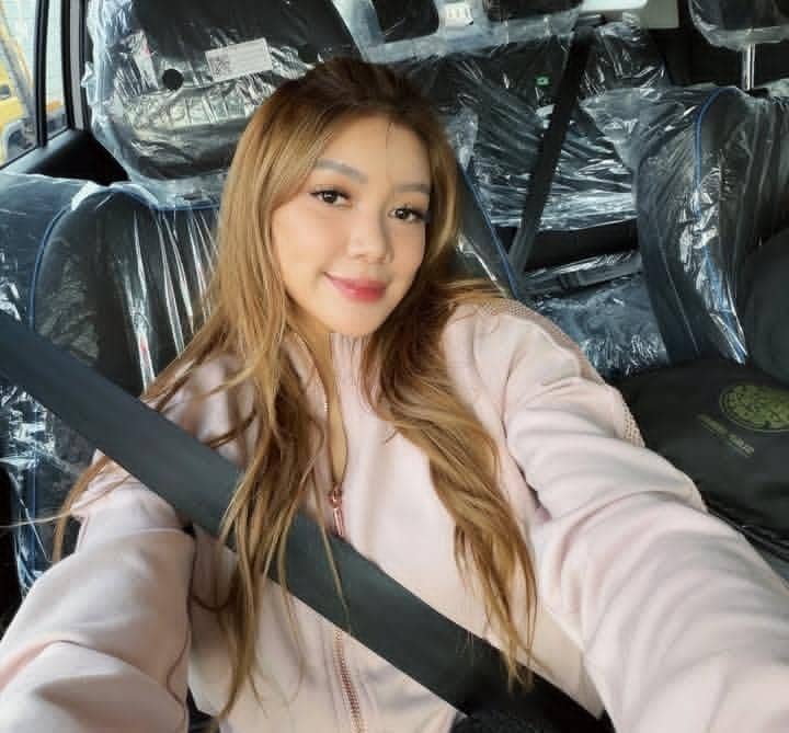 potret Regina Phoenix beli mobil listrik pertama