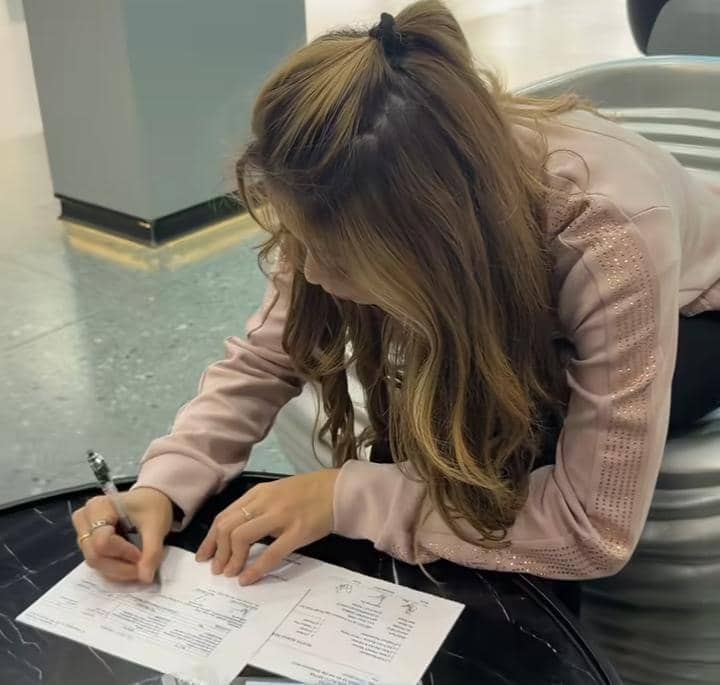 potret Regina Phoenix beli mobil listrik pertama