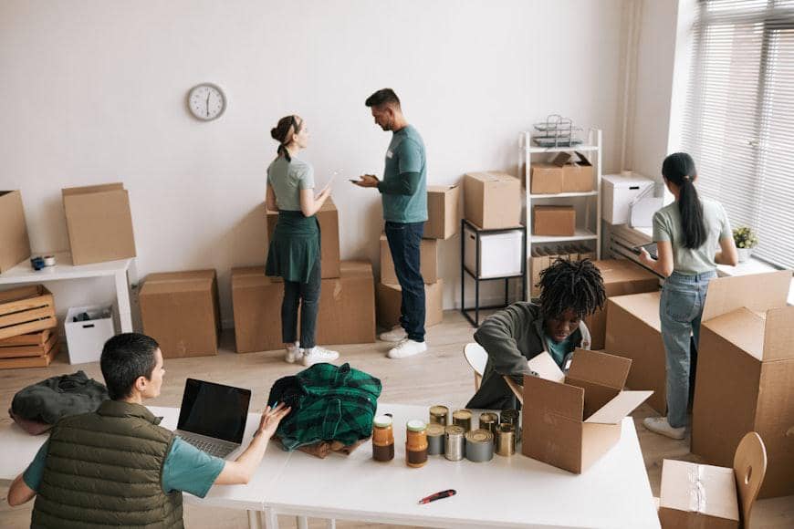 ilustrasi packing barang