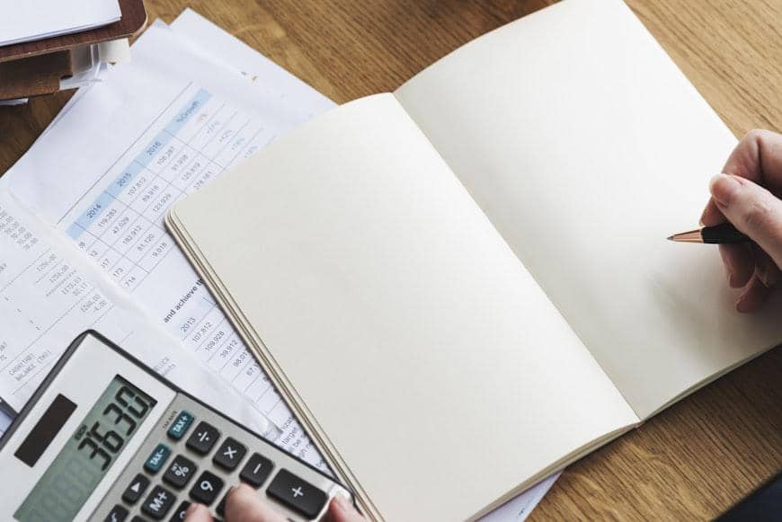 ilustrasi mencatat pendapatan