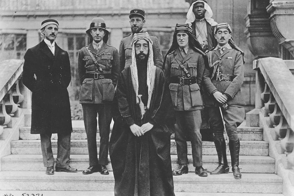 Rombongan Faisal I di konferensi Versailles. Dari kiri ke kanan: Rustam Haidar, Nuri as-Said (Nuri al-Said), Pangeran Faisal (depan), Kapten Rosario Pisani (belakang), T. E. Lawrence, dan Kapten Hassan Khadri.