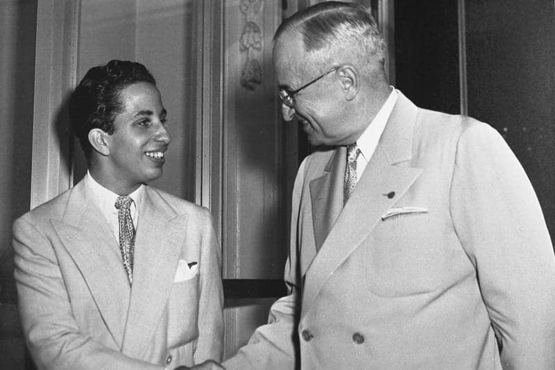 Harry S. Truman, Presiden Amerika Serikat (kanan), menerima Yang Mulia Raja Faisal II Al-Hashimi dari Irak di Gedung Putih.