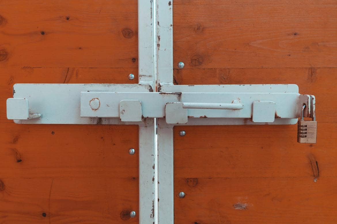 ilustrasi keamanan ganda di rumah