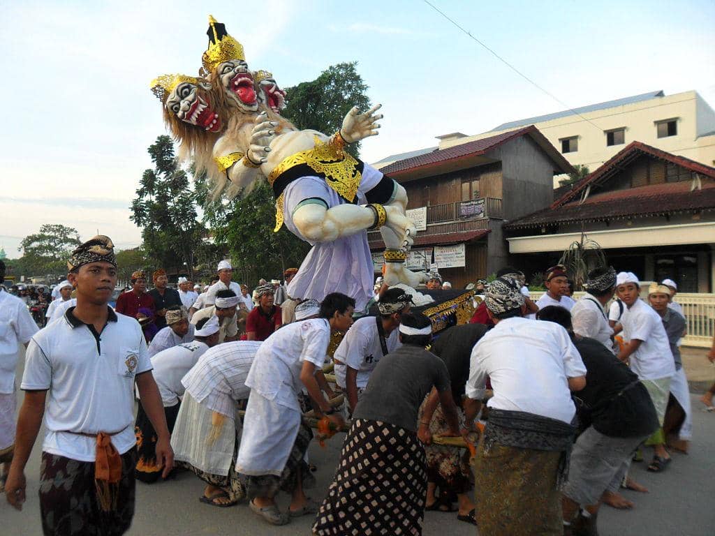 Ilustrasi pawai ogoh-ogoh