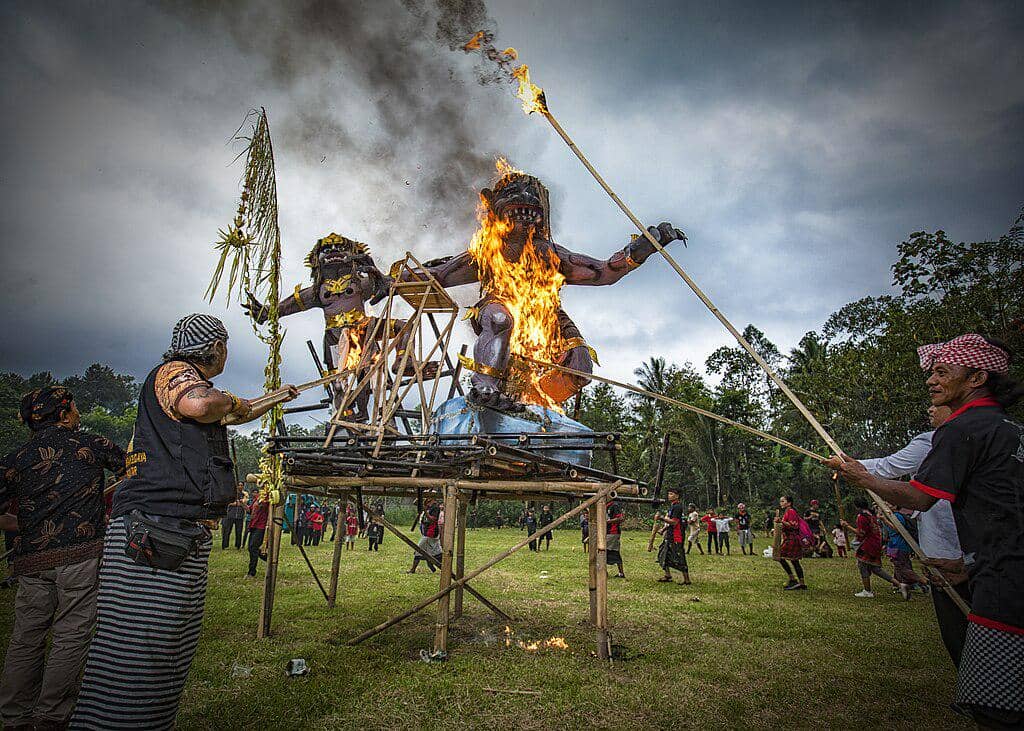 Ilustrasi Ilustrasi upacara pengerupukan atau pembakaran ogoh-ogoh