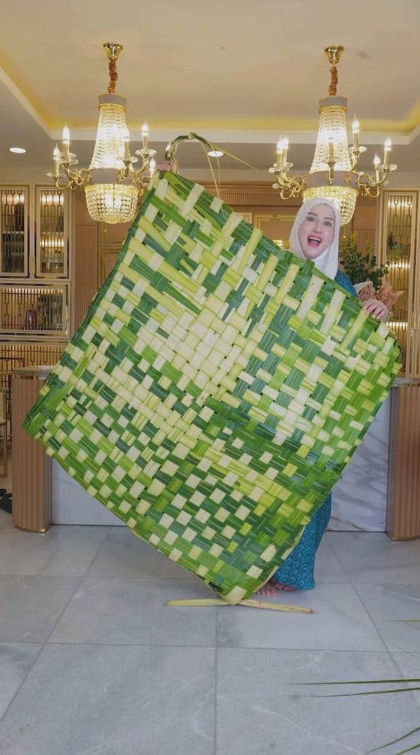 Tasyi Athasyia dalam proses pemasakan ketupat megalodon