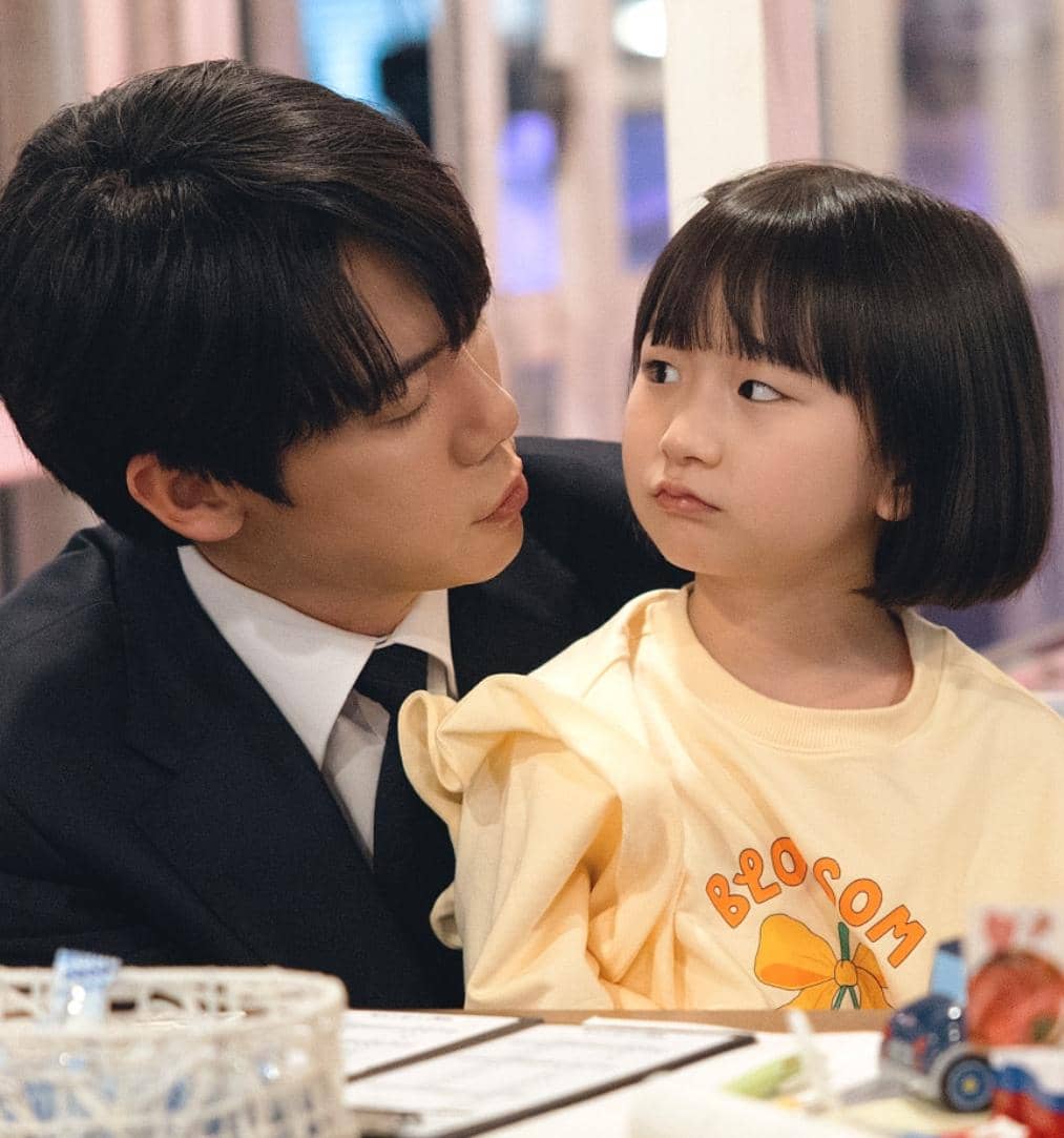 Lee A Rin bersama Yoo Yeon Seok di Phantom Lawyer