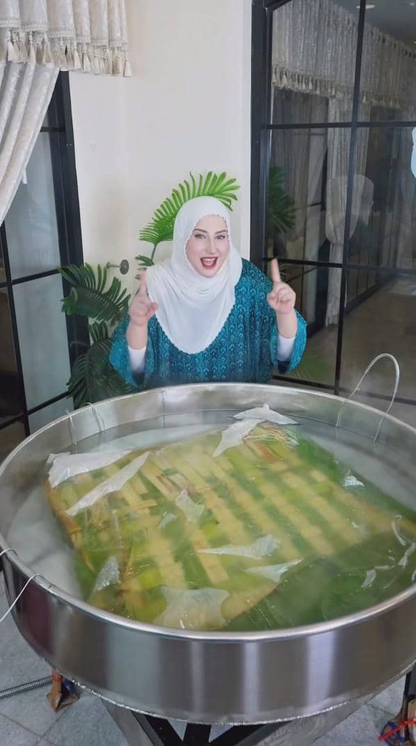 Tasyi Athasyia dalam proses pemasakan ketupat megalodon
