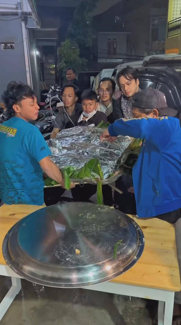 Ketupat megalodon dibagikan di panti asuhan