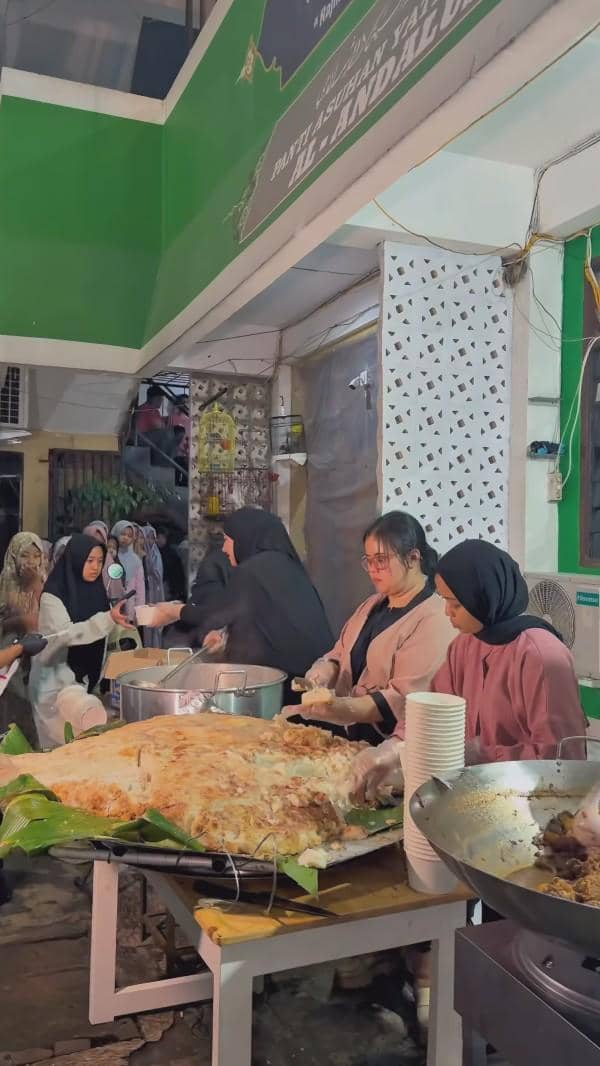 Tasyi Athasyia bagikan makanan sahur di panti asuhan