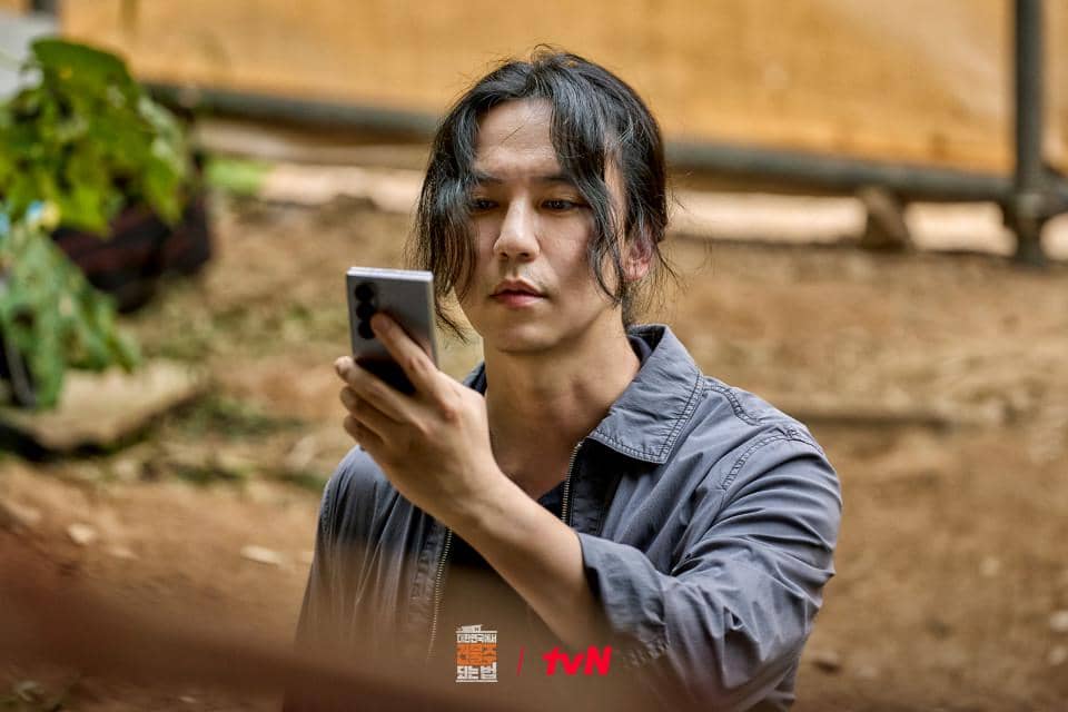 potret Kim Nam Gil di drakor Mad Concrete Dreams