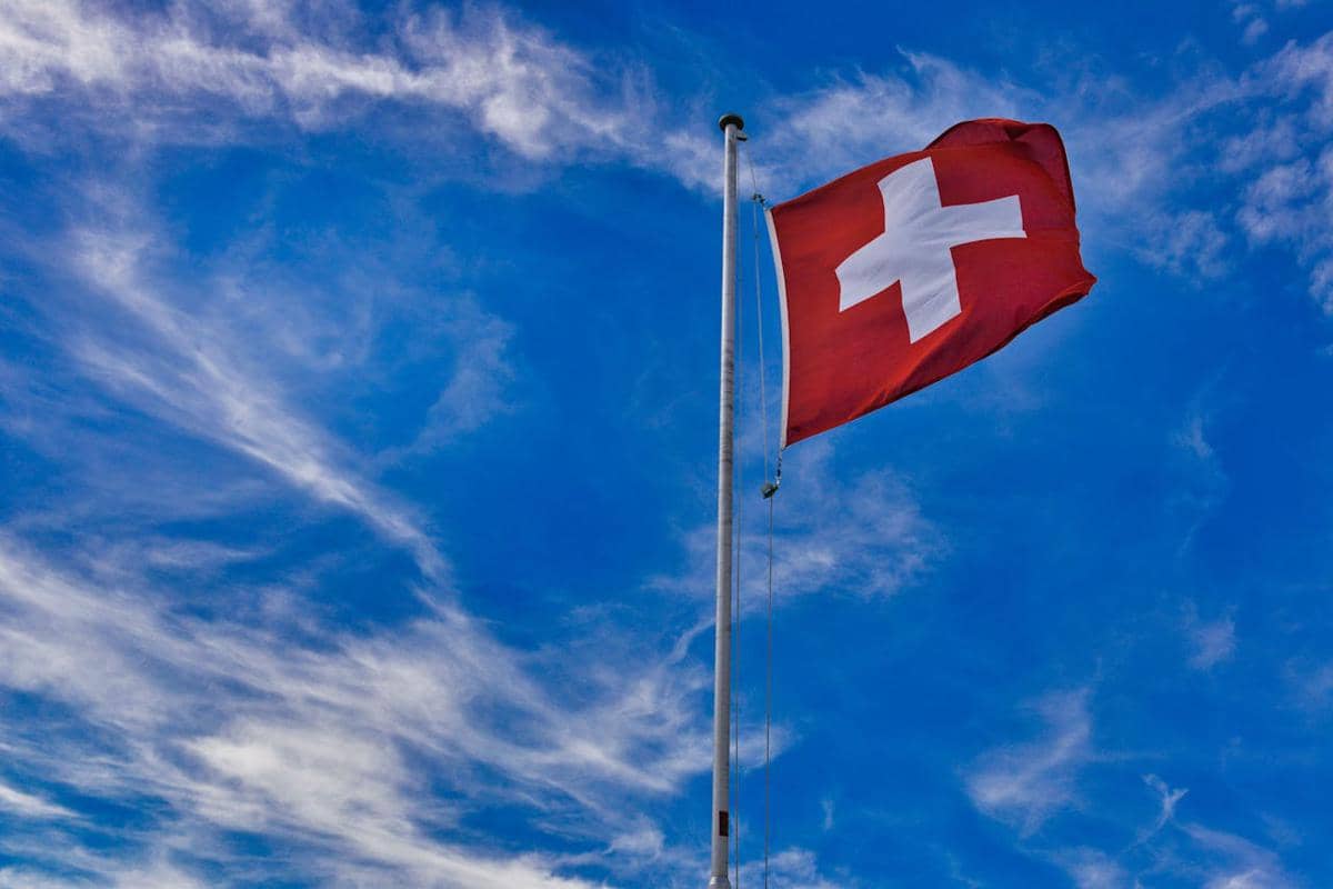 bendera Swiss sedang berkibar.